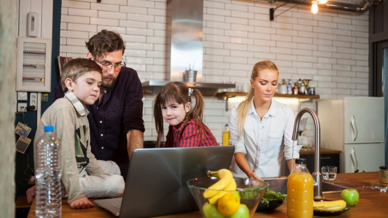 Κορονοϊός: Η μεγαλύτερη διασπορά εν μέσω lockdown γίνεται ανάμεσα στα μέλη της οικογένειας
