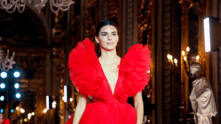 Kendall Jenner : 5 party looks για να μπείτε από τώρα σε εορταστικό mood