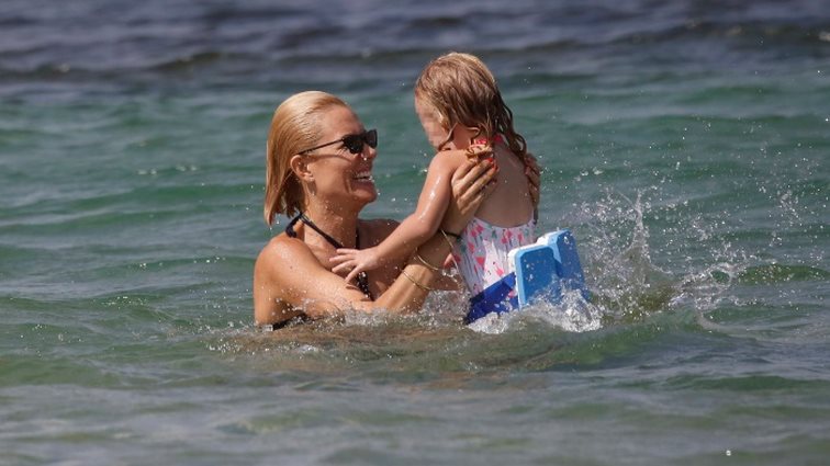 Βίκυ Καγιά: Παιχνίδια με τη μικρή Μπιάνκα στην παραλία! Όλες οι φωτογραφίες