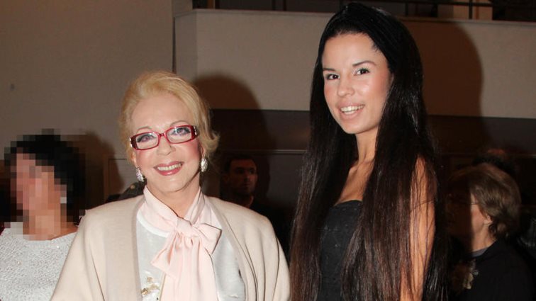 Νόνικα Τσαπέλα 
: Η 26χρονη εγγονή της έγινε για πρώτη φορά μαμά