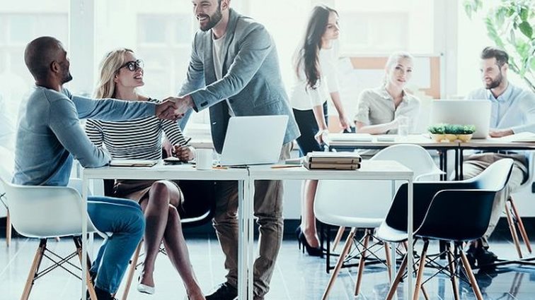 Πως Το Επώνυμό Σου Επηρεάζει Το Κοινωνικό Και Επαγγελματικό Σου Status: Μια σειρά από μελέτες επιβεβαιώνει ότι η επιτυχία στη ζωή είναι «γραμμένη» στο όνομά σου