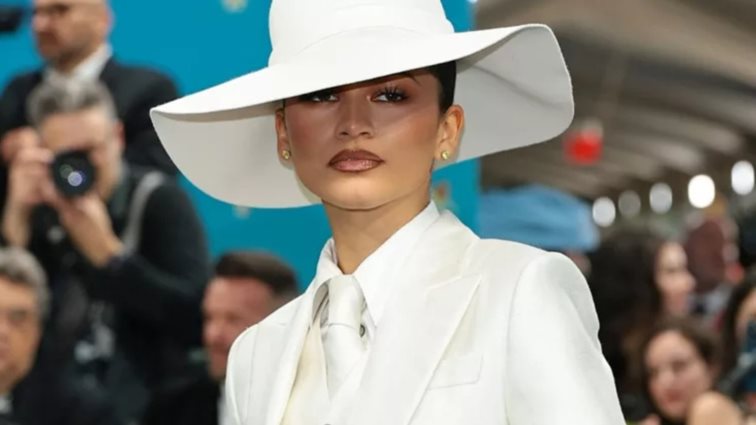 Met Gala 2025 | Η Zendaya εμπνεύστηκε από το νυφικό look της Bianca Jagger στα &#39;70s