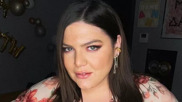 Η Δανάη Μπάρκα με το ρομαντικό και girly print που θα προτιμήσουμε στα ανοιξιάτικα πουκάμισα