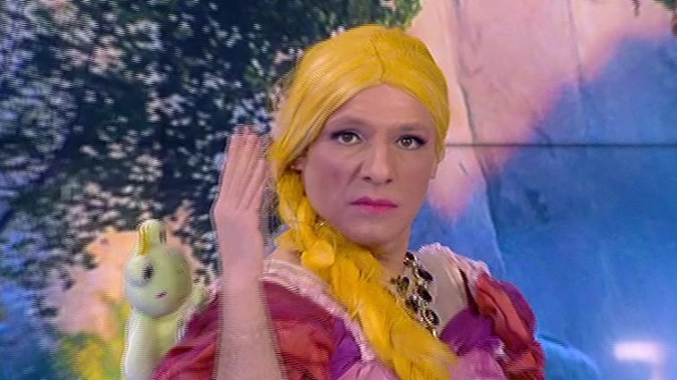 Νίκος Μουτσινάς: Έκανε φινάλε ντυμένος... Ραπουνζέλ! Δείτε τη σπαρταριστή του εμφάνιση