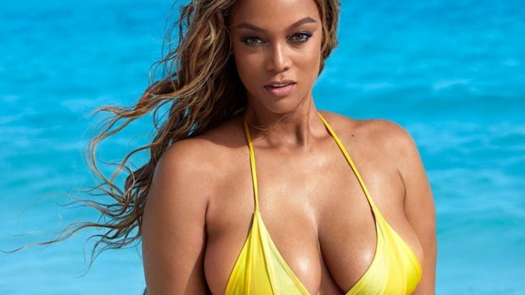 Tyra Banks 
: Ποζάρει στα 45 της στο εξώφυλλο του Sports Illustrated Swimsuit