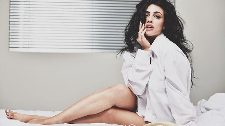 Κόνι Μεταξά: «Δεν ενοχλώ κάποιον απλώς είμαι ο εαυτός μου. Οι άλλοι με προσβάλλουν»