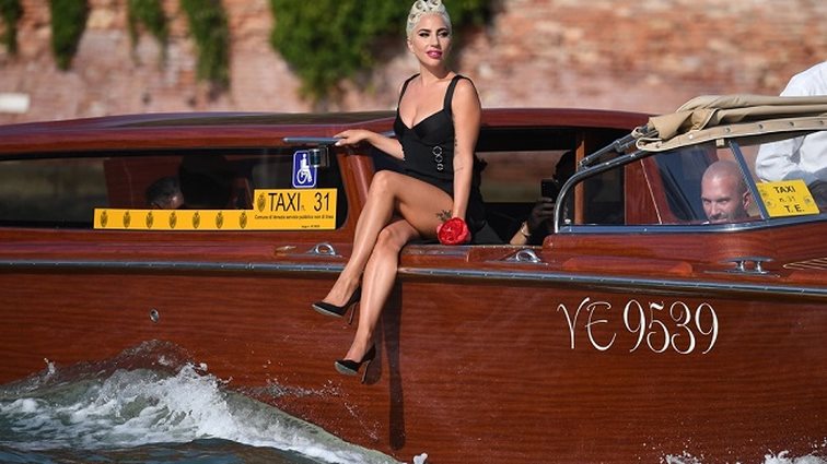 Lady Gaga: Η διαφορετική άφιξη της στο Φεστιβάλ της Βενετίας