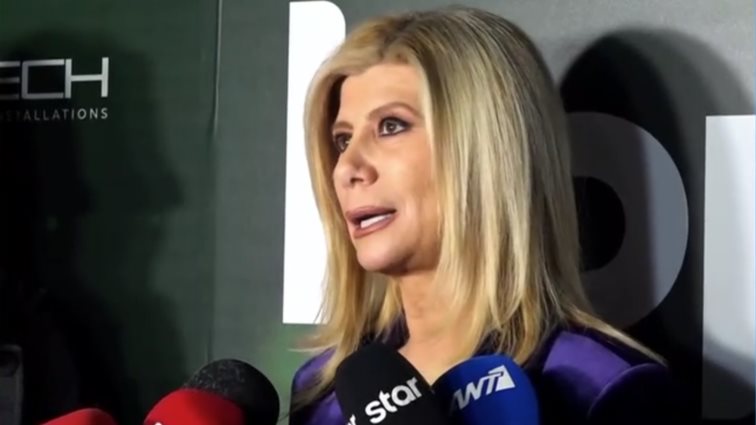 Συγκινεί η Ζήνα Κουτσελίνη: "Ενώ στόλιζα δέντρο ο πατέρας μου λόγω του αλκοόλ το γκρέμιζε"