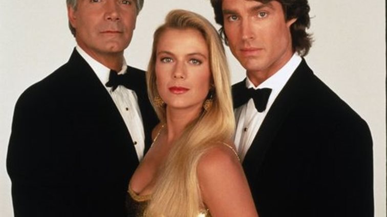 Τόλμη και γοητεία: Οι πρωταγωνιστές της θρυλικής σειράς ποζάρουν μαζί 33 χρόνια μετά