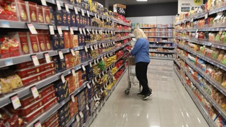 Ακρίβεια: Μειώθηκαν οι τιμές σε πάνω από 4.000 προϊόντα των σούπερ μάρκετ - Ποια είδη έγιναν φθηνότερα, τι ισχύει με το βρεφικό γάλα