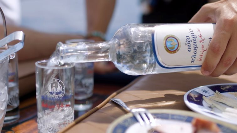 Ο Γιώργος Λέντζας και το Ούζο Πλωμαρίου μας πηγαίνουν μια βόλτα κάτω από τον ήλιο