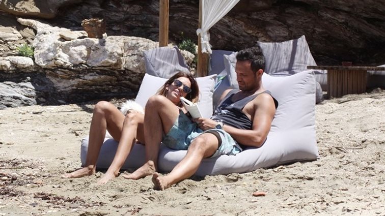 Σάββας Πούμπουρας – Αρετή Θεοχαρίδη: Διακοπές στην Άνδρο για το νιόπαντρο ζευγάρι
