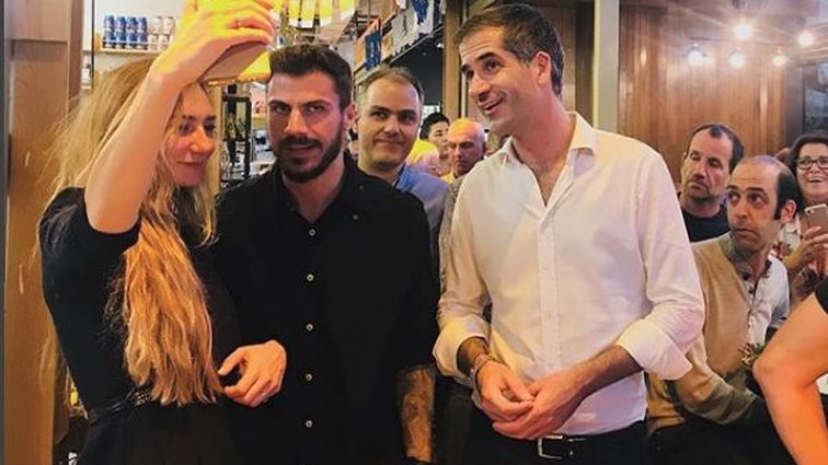 Κώστας Μπακογιάννης – Άκης Πετρετζίκης 
: Πού συναντήθηκαν οι δύο γνωστοί άντρες;