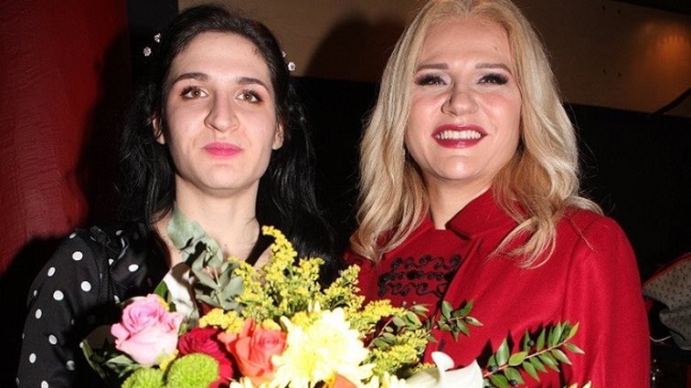 Μπέσυ Μάλφα : Η κόρη της Όλγα Σκιαδαρέση έκανε το ντεμπούτο της στο θέατρο