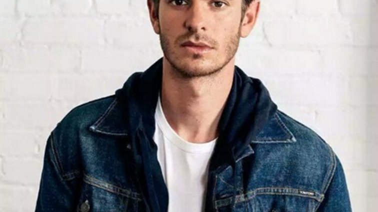 Andrew Garfield: «Κάνω τη ζωή ενός gay, αλλά πρακτικά δεν είμαι»
