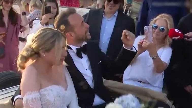 Πάνος Μουζουράκης | Η σπόντα στους δημοσιογράφους που βρέθηκαν στον γάμο του