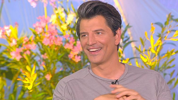 Ο Σάκης Ρουβάς μας ευχήθηκε "Καλό Σαββατοκύριακο" μαζεύοντας...αβγά