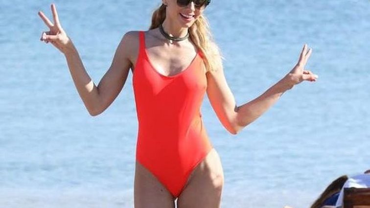 Έβελυν Καζαντζόγλου: Η σέξι εμφανίση στην παραλία: Βρήκαμε τι ήταν το μαγιό της!