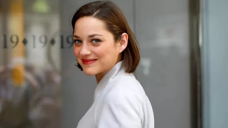 Η Marion Cotillard αποκαλύπτει τη ρουτίνα προπόνησής της για λεπτή σιλουέτα στα 50