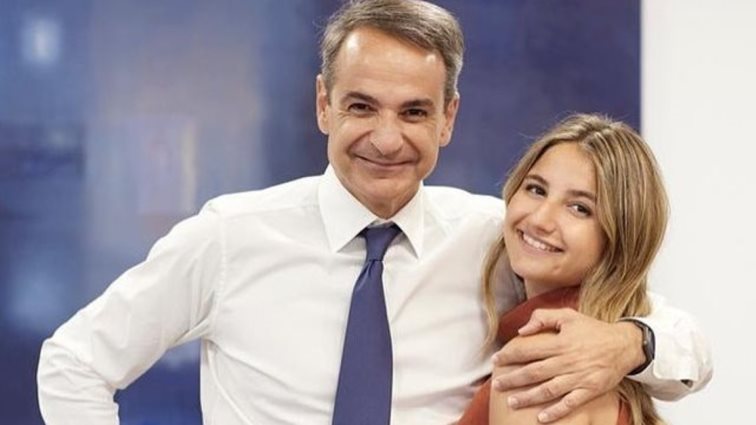 Δάφνη Μητσοτάκη | Η φωτογραφία μαζί με τον πατέρα της, Κυριάκο Μητσοτάκη, από το ταξίδι τους στην Τήνο