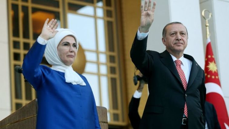 Emine Erdoğan: Ποια είναι η δυναμική Πρώτη Κυρία δίπλα στον Recep Tayyip;