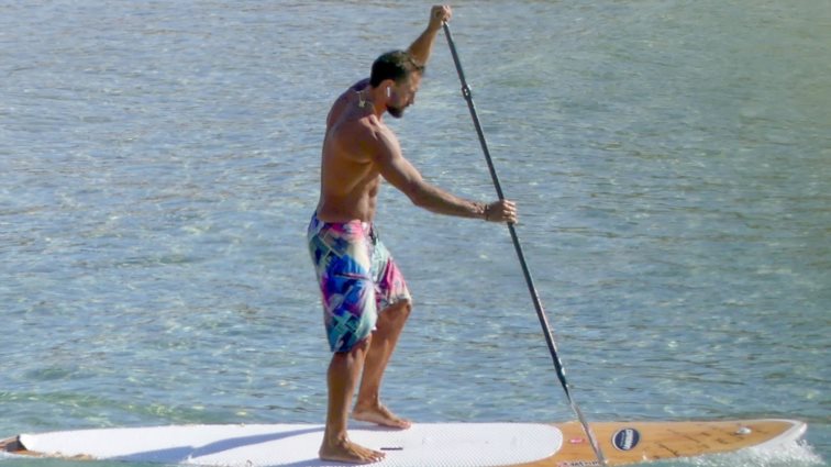 Ο Γιάννης Μαρακάκης κάνει sup και τρελαίνει τον γυναικείο πληθυσμό!