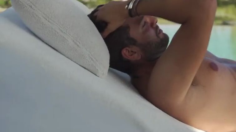 Πέτρος Συρίγος: Η hot ανακοίνωση της συνεργασίας του με τη Φαίη Σκορδά! Δείτε τον μόνο με το μαγιό του