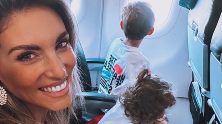 Νέες φωτογραφίες της Αθηνάς Οικονομάκου από τις διακοπές με τα παιδιά της