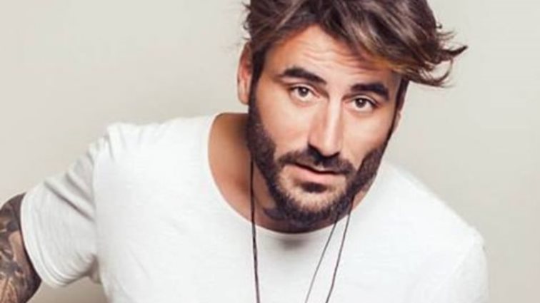 Γιώργος Μαυρίδης: Η sexy φωτογραφία: Δείτε τον στο κρεβάτι του χωρίς μπλουζάκι!