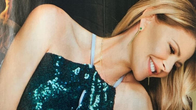 Η έγκυος Τζένη Μπαλατσινού στόλισε το Χριστουγεννιάτικο δέντρο της