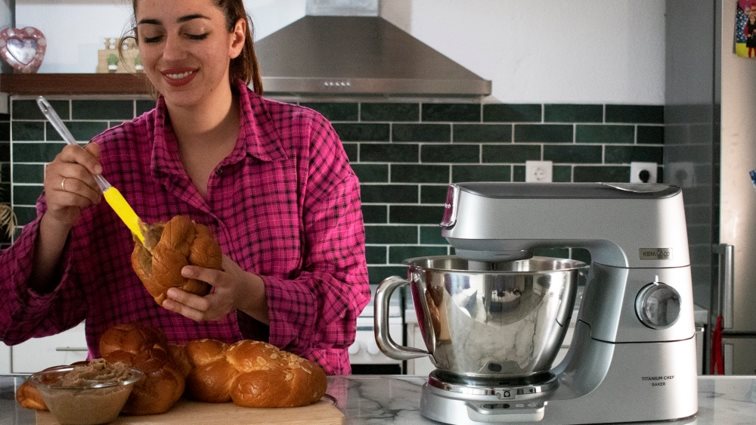 H Λία Μακροστεργίου από το MasterChef μάς βάζει στην κουζίνα της &amp; φτιάχνουμε μαζί τσουρέκι με super συνταγή!