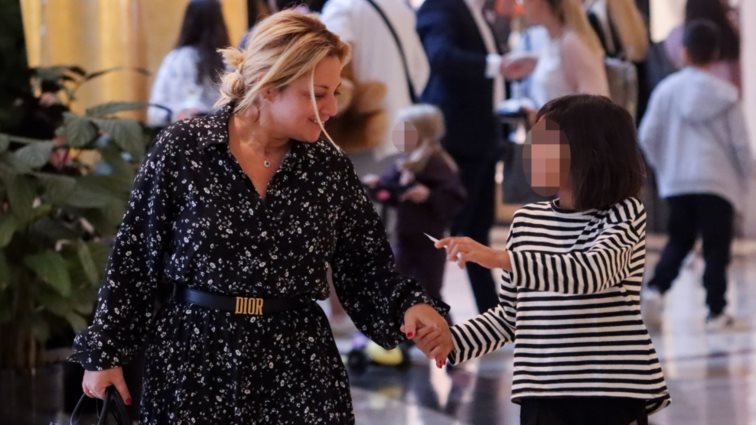 Η Νάνσυ Ζαμπέτογλου σε καθημερινά στιγμιότυπα με την κόρη της Σοφία