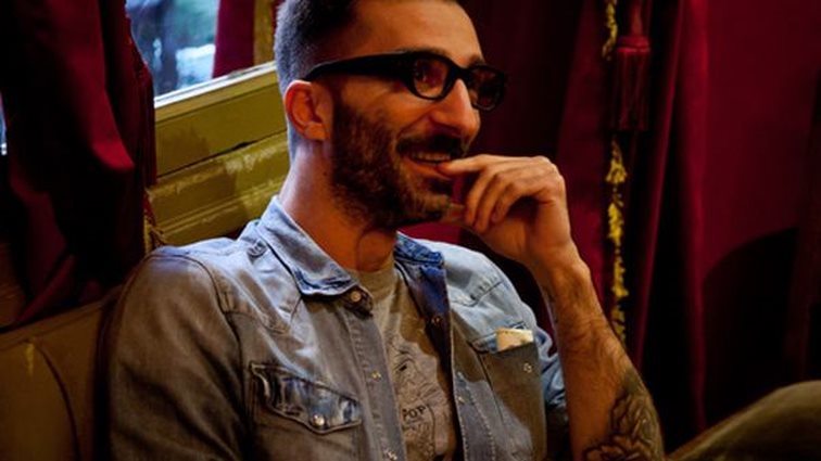 Οι (Σχεδόν) Αληθινές Ιστορίες Του Θεοδόση Μίχου : Το «Κράτα το Σόου» είναι ό,τι πιο ενδιαφέρον διαβάσαμε τελευταία!