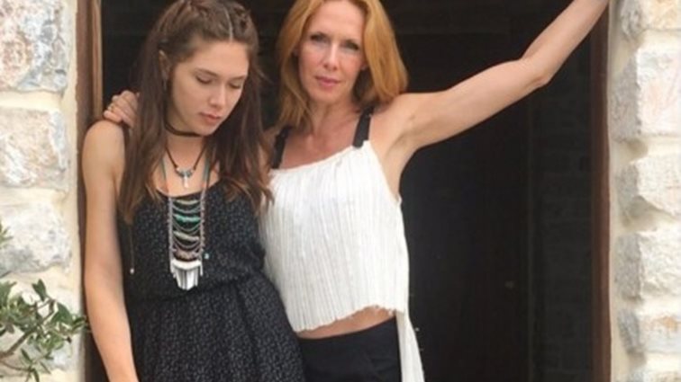Εβελίνα Παπούλια: Ποζάρει με μπικίνι με την 18χρονη κόρη της