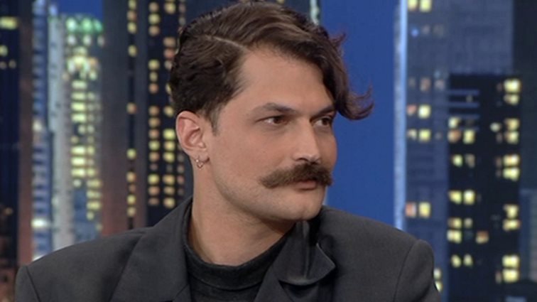 Ο Απόστολος Καμιτσάκης εξομολογείται τη σεξουαλική παρενόχληση που βίωσε από σκηνοθέτη