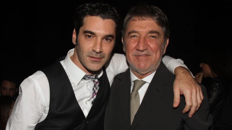 Χριστόφορος Παπακαλιάτης: &quot;Ο πατέρας μου βγήκε από τη μηχανική υποστήριξη, είμαι στο νοσοκομείο με τα αδέλφια μου&quot;