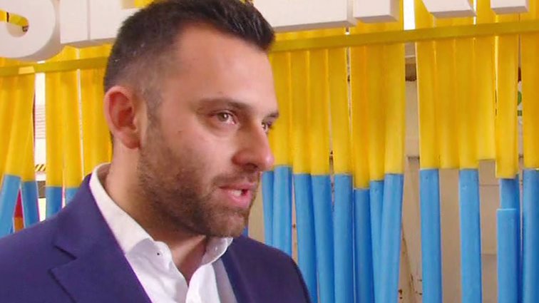 Κωνσταντίνος Συμεωνίδης: Ο «μετροσέξουαλ» Τιμολέων, τα κιλά που πήρε στο MasterChef και ο λόγος που ντύνεται πάντα τόσο επίσημα