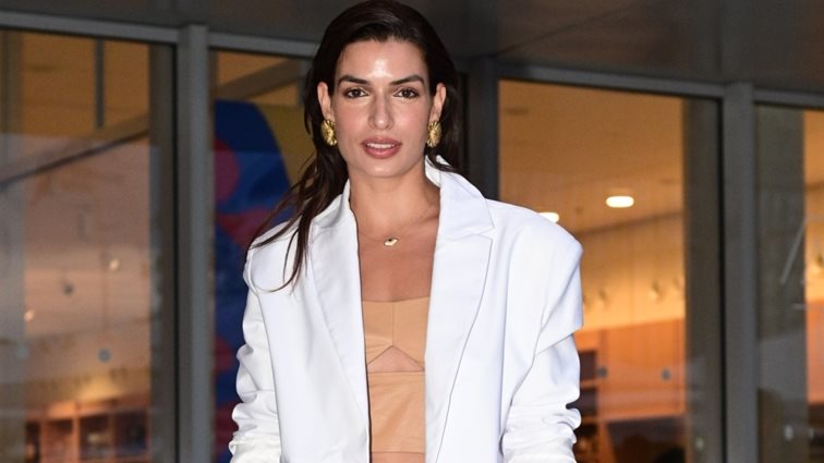 Η Τόνια Σωτηροπούλου με το suede τζάκετ που θα σε ρωτούν όλοι από που αγόρασες