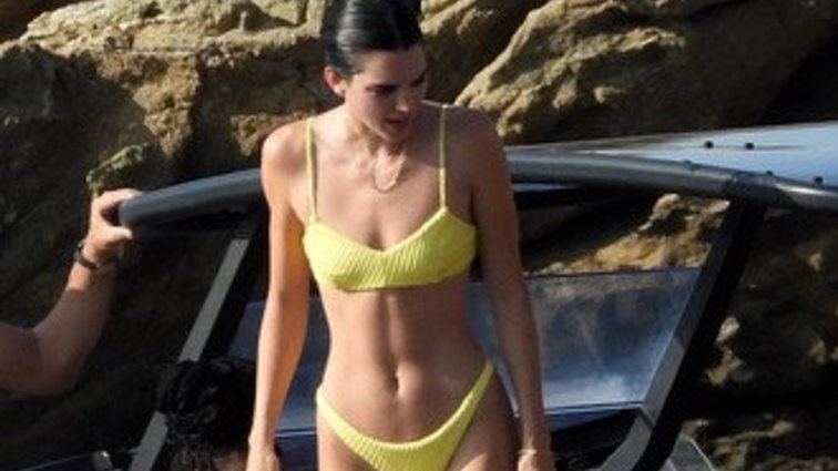 Kendall Jenner 
: Βρίσκεται στη Μύκονο απολαμβάνοντας τις διακοπές της
