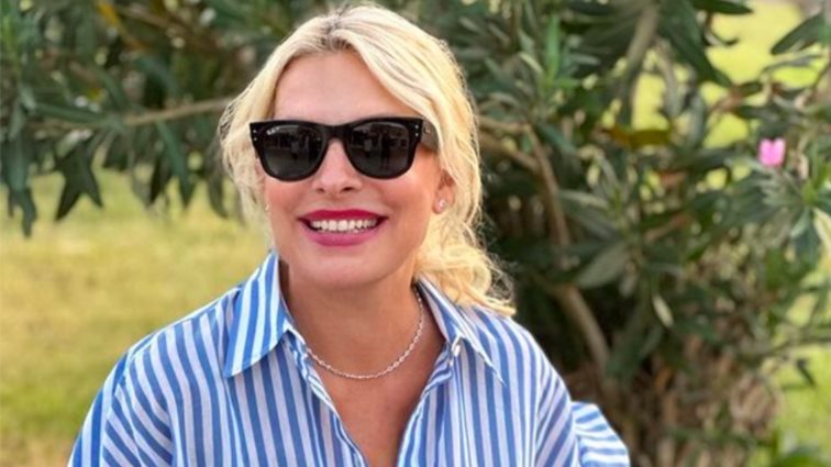 Η Ελένη Μενεγάκη απολαμβάνει τις διακοπές της πιο χαμογελαστή από ποτέ