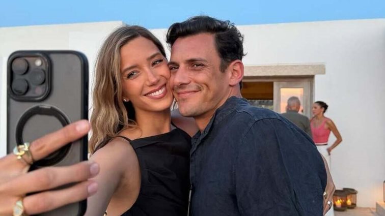 Η Γιολάντα Καλογεροπούλου σ' ένα τρυφερό καλοκαιρινό ενσταντανέ με τον Σταύρο Σβήγκο