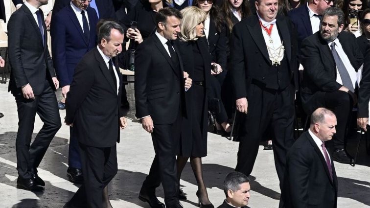 Εmmanuel Macron | Οι κάμερες κατέγραψαν την Βrigitte να χαστουκίζει τον Γάλλο πρόεδρο