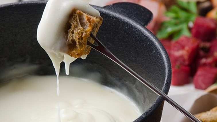 Πού θα φας το καλύτερο fondue στην Αθήνα: Το παραδοσιακό ελβετικό πιάτο αλά ελληνικά