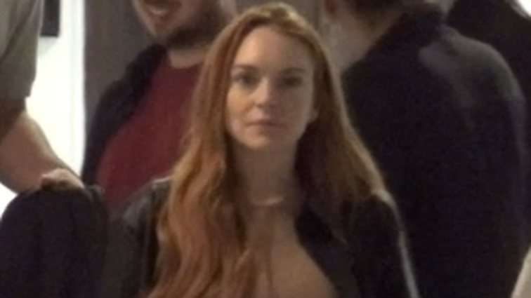 Στην Ελλάδα η Λίντσεϊ Λόχαν | Οι βόλτες στα σοκάκια της Μυκόνου με τον σύζυγό της