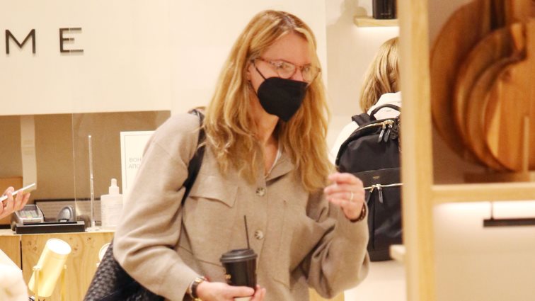 H Έλενα Κατραβά σε σπάνια καθημερινά στιγμιότυπα