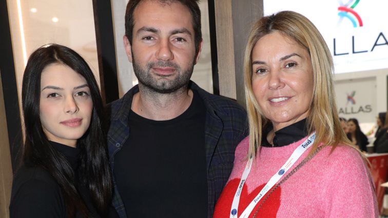 Ο Δημήτρης Παππάς με τη Χριστίνα Παππά και την εγκυμονούσα Άννα Μπεζάν