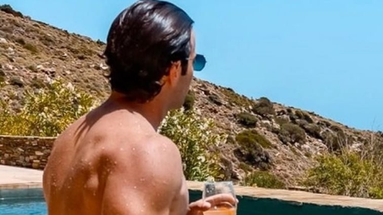 Ο Άγγελος Λάτσιος στην Άνδρο ποζάρει μόνο με το μαγιό του και κόβει την ανάσα!