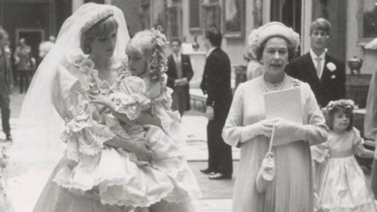 Η "εντολή" της βασίλισσας Ελισάβετ προς την Νταϊάνα: Τι της ψιθύρισε πάνω στο μπαλκόνι του Μπάκιγχαμ