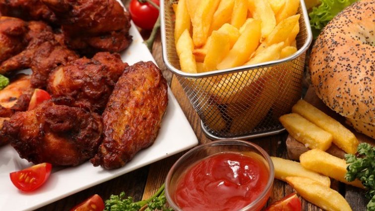 Οι 4 τροφές που πρέπει να σταματήσουμε να τρώμε για να μειώσουμε τον κίνδυνο εμφάνισης καρκίνου