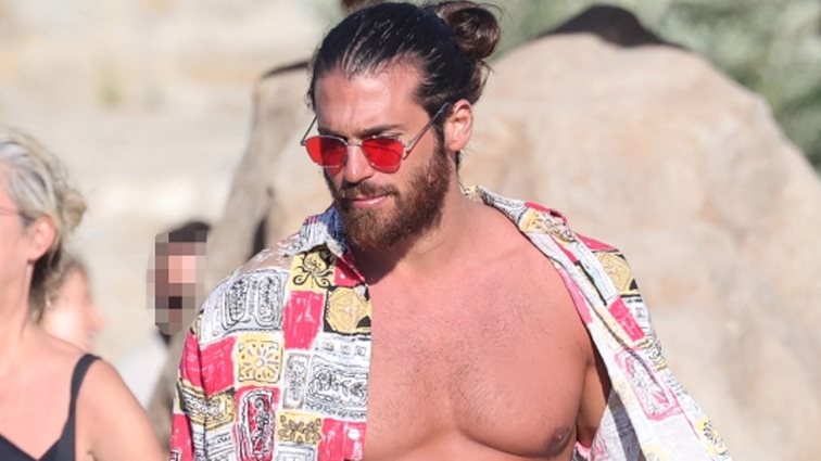 Εντυπωσιάζει ο Can Yaman με το καλογυμνασμένο του σώμα - Φωτογραφίες από τις διακοπές του στη Μύκονο
